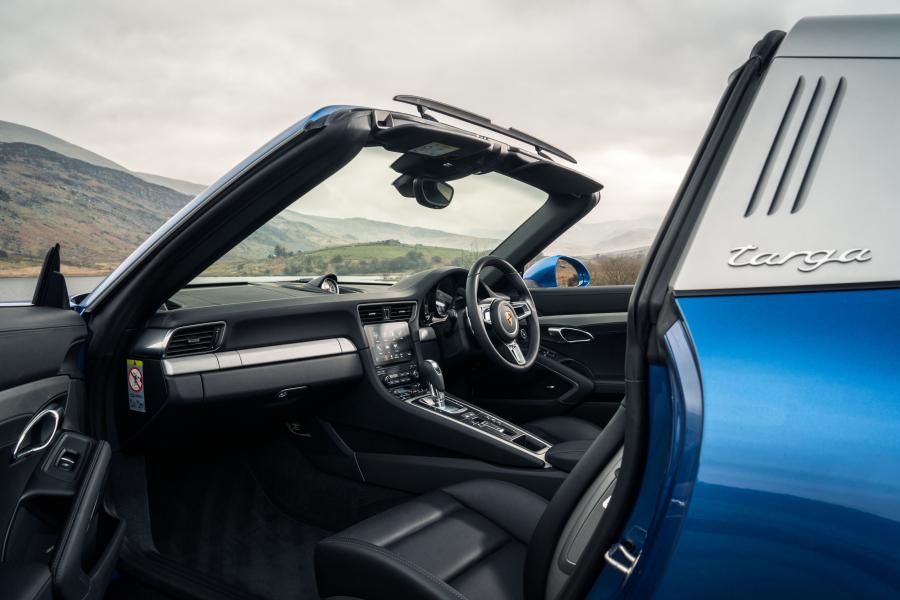 Интерьер Porsche 911 Targa 4S 2016 года  (UK) (фото 16 из 40)